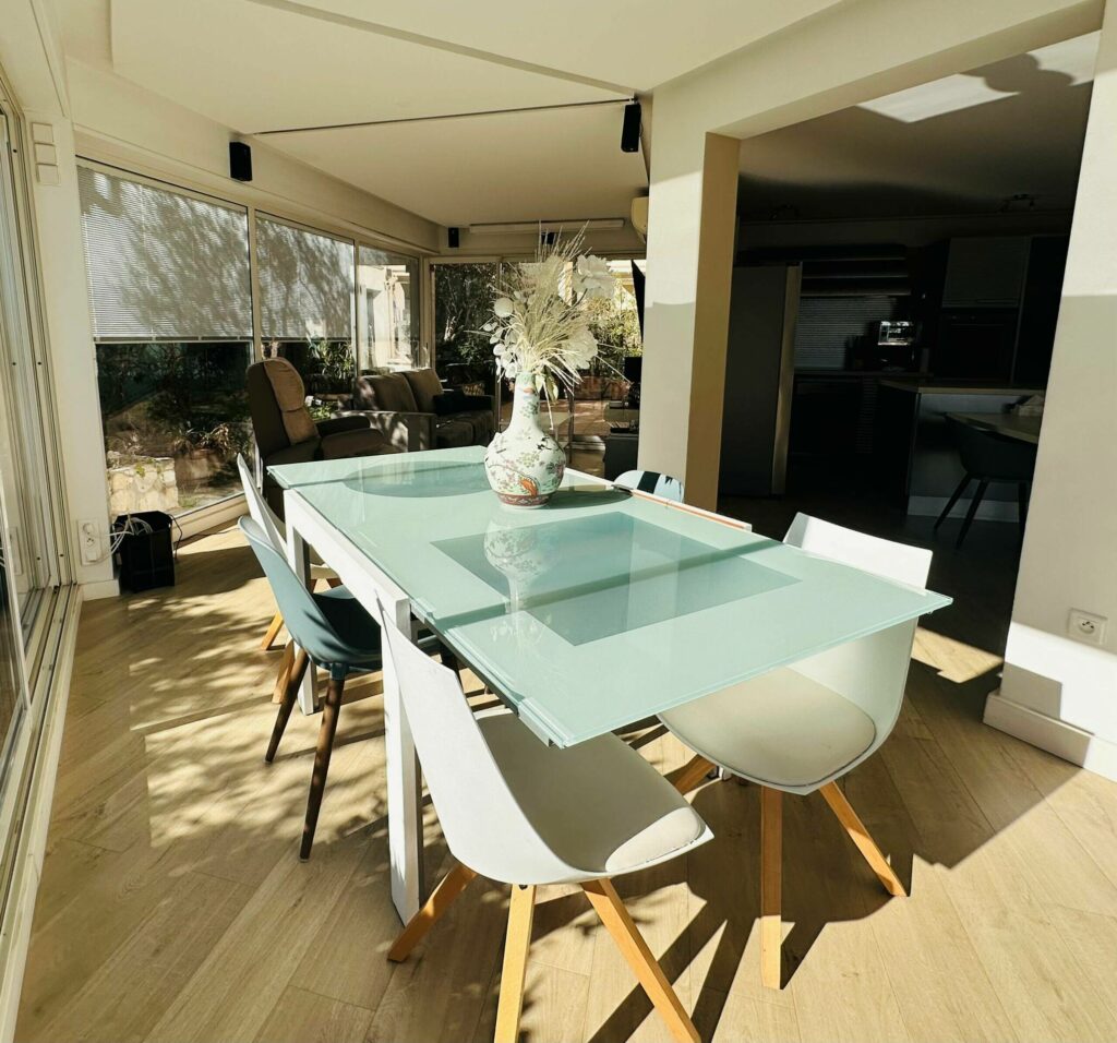 Espace salle à manger ouvert sur le salon et la cuisine avec vue traversante sur la terrasse – Cap d'Ail Monaco