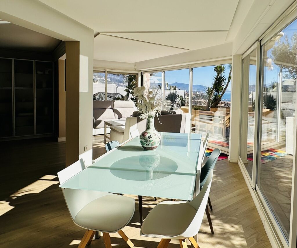 Salle à manger ouverte avec vue panoramique sur la mer et les montagnes – appartement location Monaco Cap d'Ail