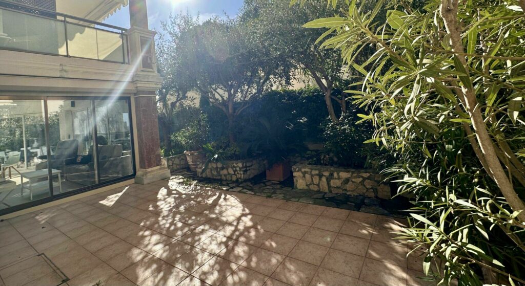 Terrasse carrelée avec oliviers et végétation méditerranéenne – appartement location Cap d'Ail Monaco