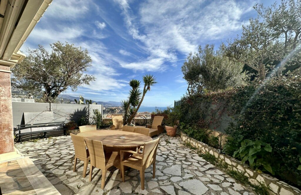 Terrasse avec table et chaises, vue panoramique mer et montagne, Cap d'Ail à 5 minutes de Monaco