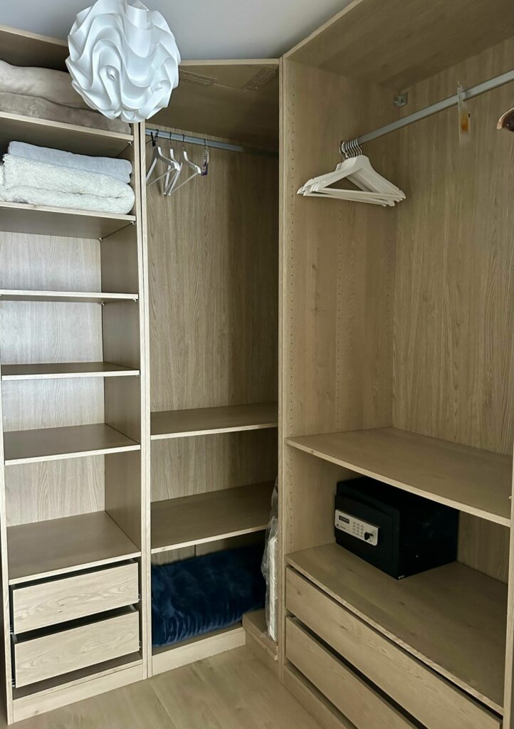 Dressing avec penderie en bois et coffre-fort intégré – appartement location saisonnière Cap d'Ail Monaco